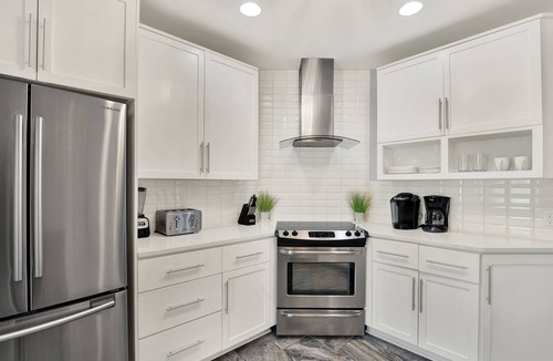 Metropolitan Apartment | Cozy Three-Bed Apartment Steps to Thomas Square