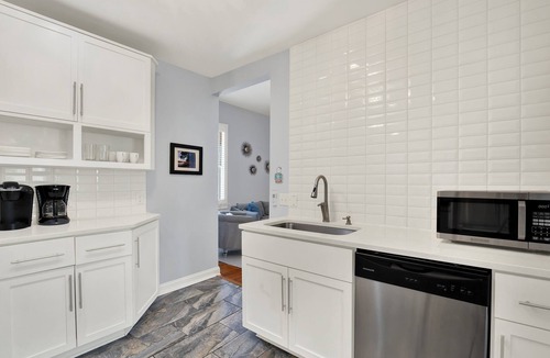 Metropolitan Apartment | Cozy Three-Bed Apartment Steps to Thomas Square