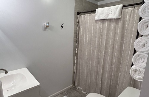 Farmington House | Cozy Three bedroom home in Central Farmington