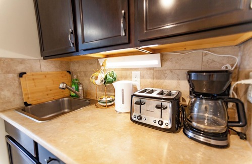 Cochrane House | Cozy tidy private | Sunset Garden