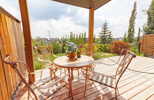 Cochrane House | Cozy tidy private | Sunset Garden