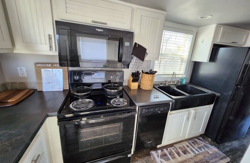 Midlothian Cabin | Cozy Timy house 1-bedroom, 2-loft cabin in with full bath and kitchen on a farm!