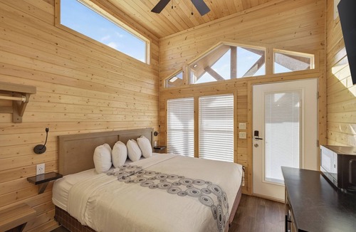 Page Cabin | Cozy Tiny Home 2 King Room Sleeps 4
