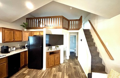 Heise Cabin | Cozy Tiny Home Cabin by Hot Springs, Zip Line, Golf!