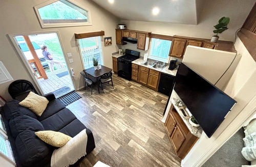 Heise Cabin | Cozy Tiny Home Cabin by Hot Springs, Zip Line, Golf!