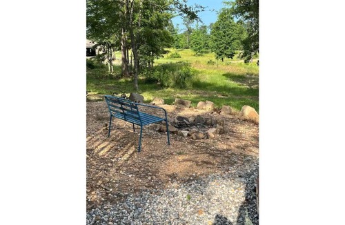 Kirby Cabin | Cozy Tiny Home Cabin Near Lake Greeson & Kirby Landing – Pet-Friendly!