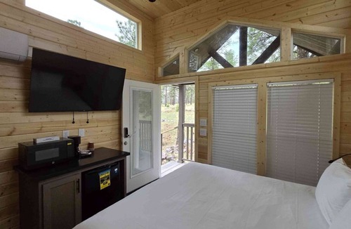 Page Villa | Cozy Tiny Home King Room #18B