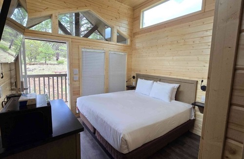 Page Cabin | Cozy Tiny Home King Room #13B