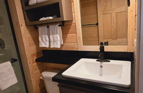 Page Cabin | Cozy Tiny Home King Room #24A