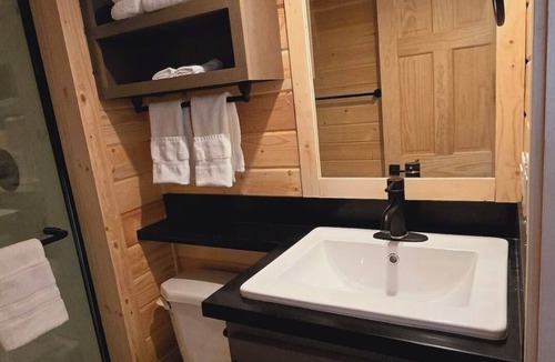 Page Cabin | Cozy Tiny Home King Room #25A