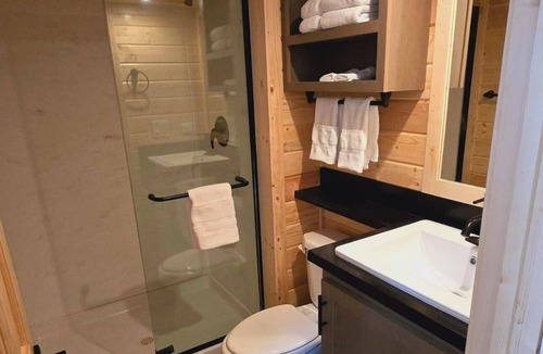 Page Cabin | Cozy Tiny Home King Room #25A