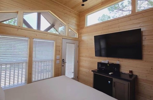 Page Cabin | Cozy Tiny Home King Room #23B