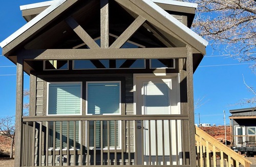 Page Cabin | Cozy Tiny Home King Room #25B