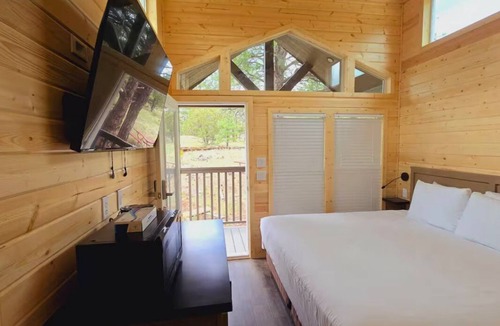 Page Cabin | Cozy Tiny Home Sleeps #12E-F