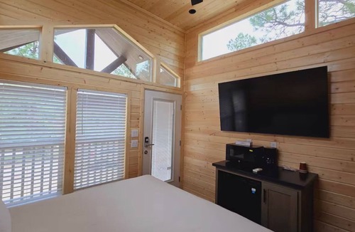 Page Cabin | Cozy Tiny Home Sleeps #12E-F