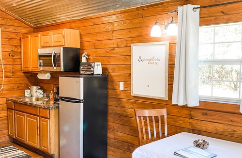 Crawford Cabin | Cozy Tiny House #1 Retreat Less Than 20 minutes from Waco Attractions!