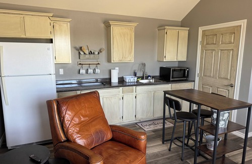 Lawton Cabin | Cozy Tiny House located near Medicine Park with WiFi, AC