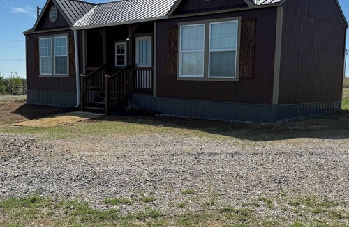 Lawton Cabin | Cozy Tiny House located near Medicine Park with WiFi, AC