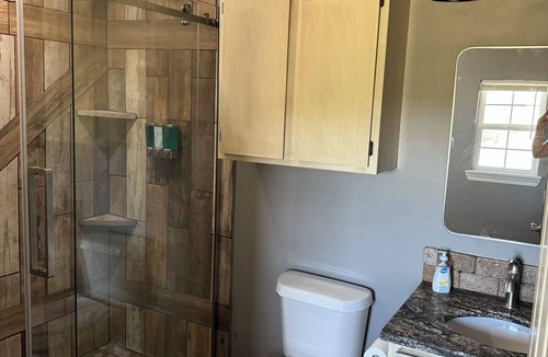 Lawton Cabin | Cozy Tiny House located near Medicine Park with WiFi, AC