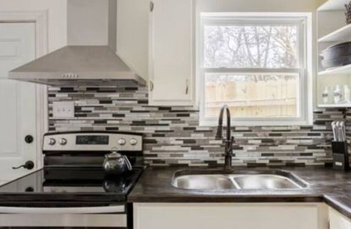 Spring Branch Cottage | Cozy Tiny House with Hot Tub Near Canyon Lake / Romantic Couples Getaway