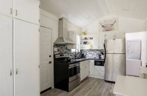 Spring Branch Cottage | Cozy Tiny House with Hot Tub Near Canyon Lake / Romantic Couples Getaway