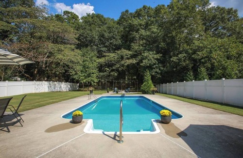 Carrollton Apartment | Cozy Top Floor! 2-King bed suite with kitchenette!