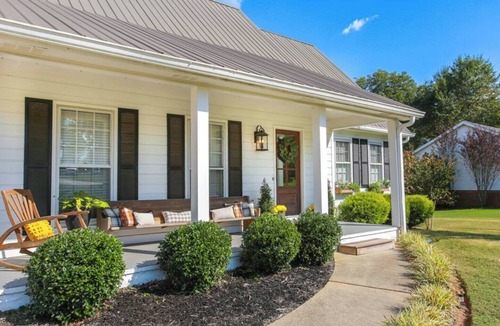 Carrollton Apartment | Cozy Top Floor! 2-King bed suite with kitchenette!