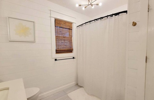 Carrollton Apartment | Cozy Top Floor! 2-King bed suite with kitchenette!