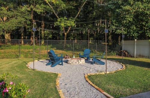 Carrollton Apartment | Cozy Top Floor! 2-King bed suite with kitchenette!