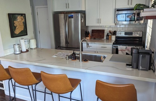 Ravenna Condo | Cozy Top Floor Corner Apartment w Office in Maple Leaf Neighborhood