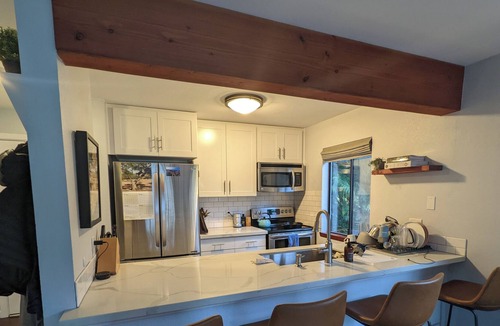 Ravenna Condo | Cozy Top Floor Corner Apartment w Office in Maple Leaf Neighborhood