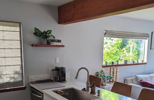 Ravenna Condo | Cozy Top Floor Corner Apartment w Office in Maple Leaf Neighborhood