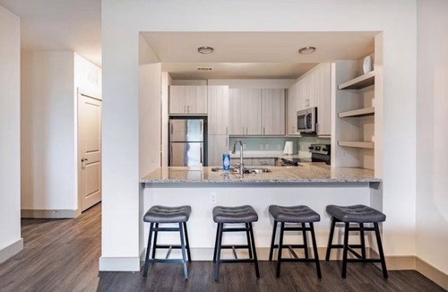 Carrollton Apartment | Cozy Top Floor Couples Retreat