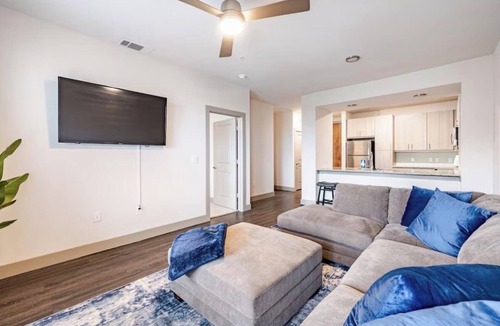 Carrollton Apartment | Cozy Top Floor Couples Retreat