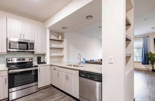 Carrollton Apartment | Cozy Top Floor Couples Retreat