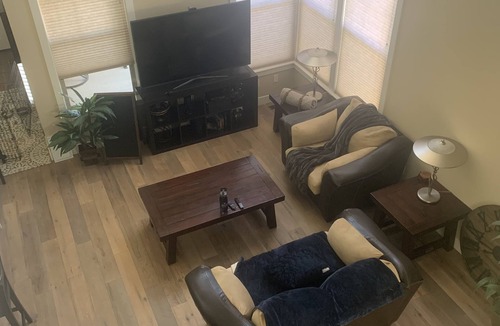Daybreak House | Cozy Town home 2mins Away from Lake