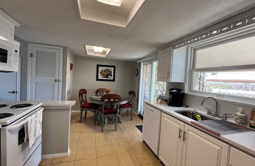 Biggs Field House | Cozy Townhome, 5 Min to Airport.