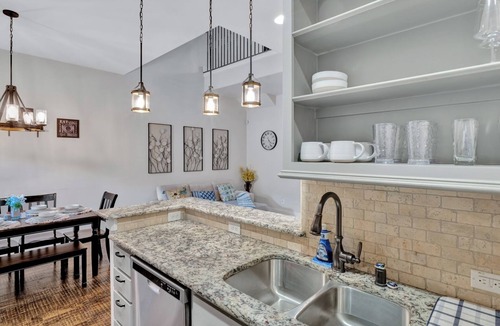 Denton House | Cozy Townhome just minutes away from UNT, TWU & Downtown Denton. Pet Friendly!