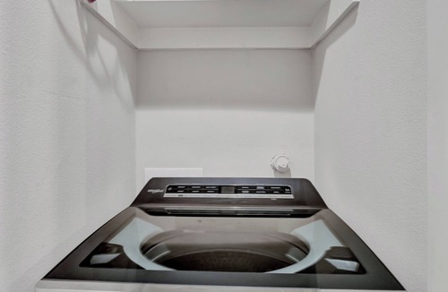 Denton House | Cozy Townhome just minutes away from UNT, TWU & Downtown Denton. Pet Friendly!