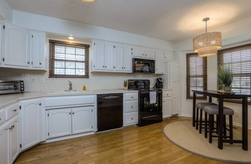 Lenexa House | Cozy TownHome Mins to Attractions near OPR Med