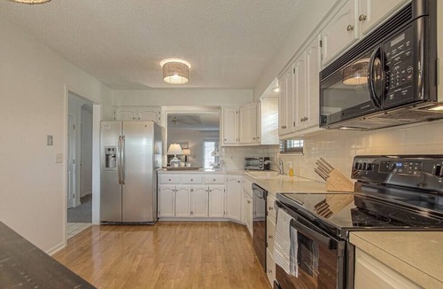 Lenexa House | Cozy TownHome Mins to Attractions near OPR Med