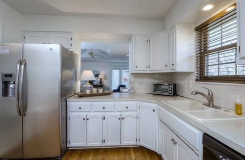 Lenexa House | Cozy TownHome Mins to Attractions near OPR Med