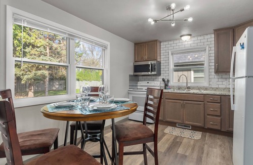 Appleton House | Cozy Townhome w/Garage in Appleton