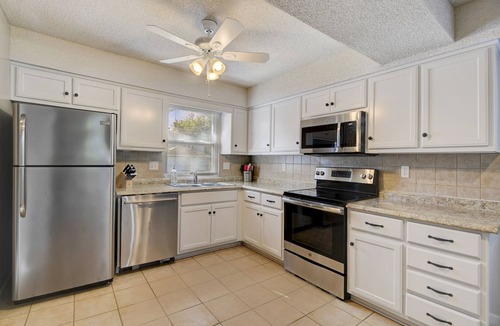 Mission House | ♥Cozy Townhome w Lux Beds♥Full Kitchen♥ Deck♥Park access two doors down♥