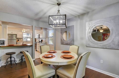 Mission House | ♥Cozy Townhome w Lux Beds♥Full Kitchen♥ Deck♥Park access two doors down♥