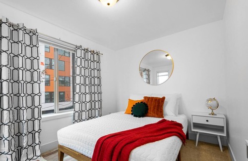 Squire Park House | Cozy townhome w/rooftop deck