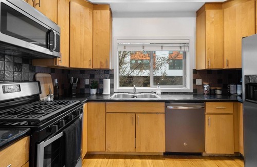 Squire Park House | Cozy townhome w/rooftop deck