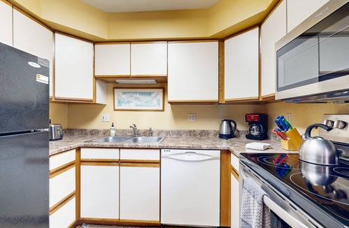 Intermountain House | Cozy townhome with deck - on free shuttle route