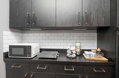Jacksonville House | Cozy Townhouse w/EV Charger & Workspace