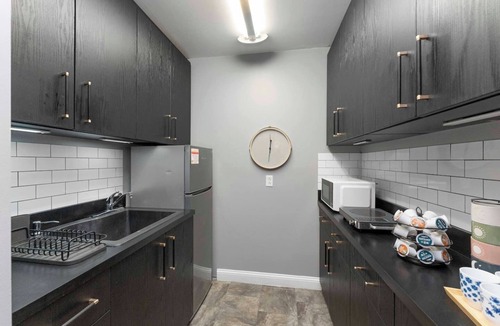 Jacksonville House | Cozy Townhouse w/EV Charger & Workspace